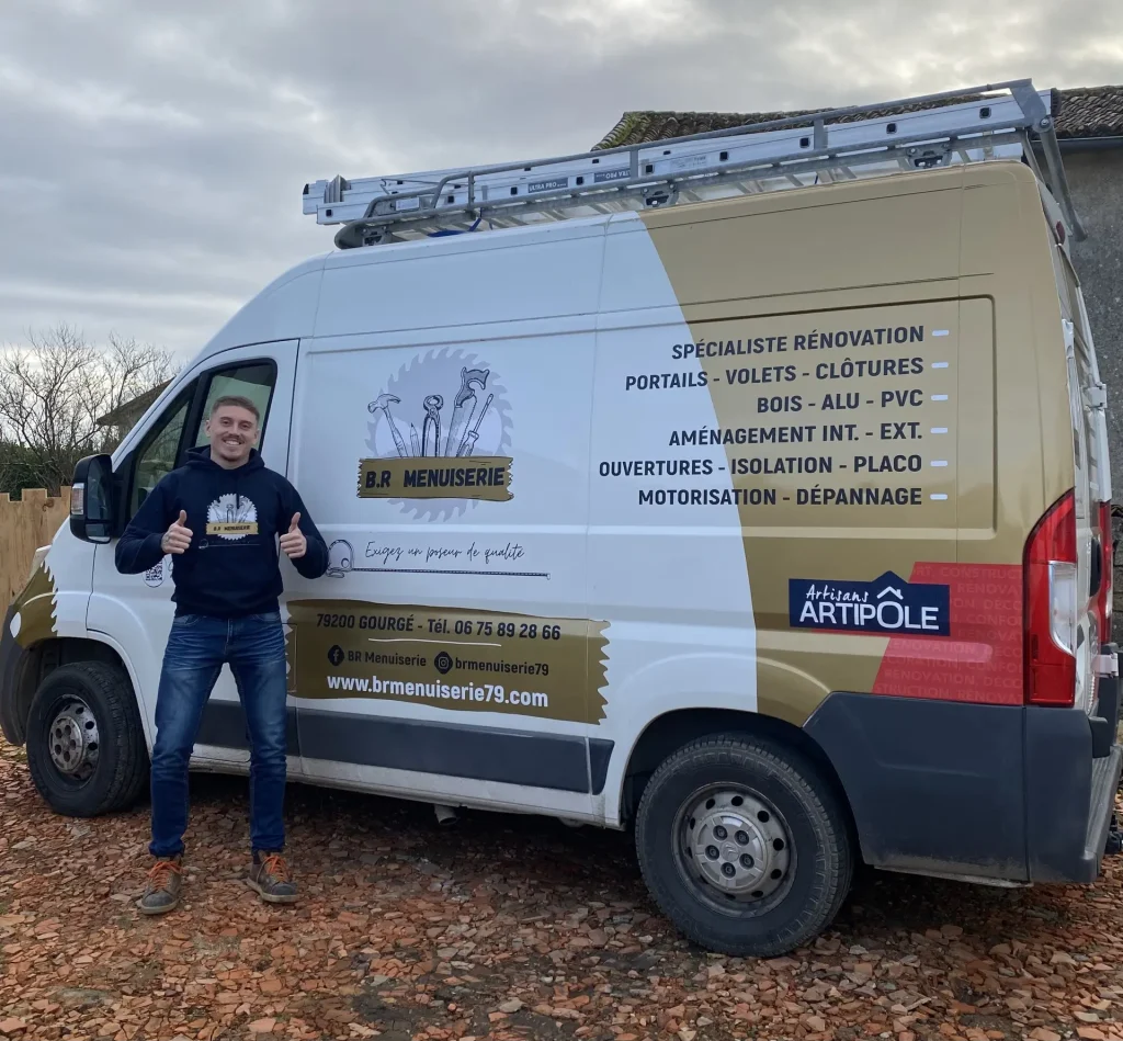photo ouvrier avec camion de l'entreprise